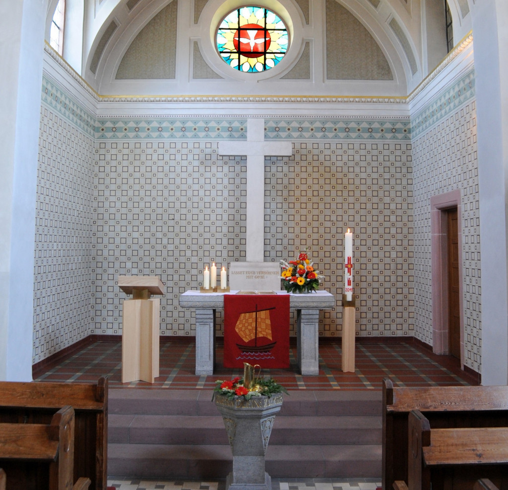 Altarraum der Kirche zur Konfirmation