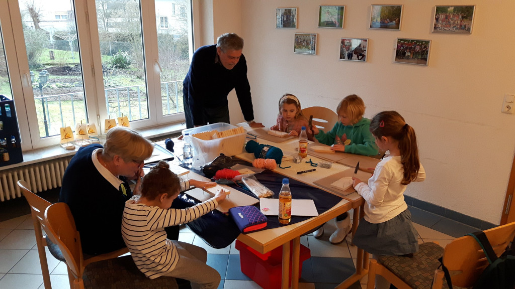 Die KInder bauen ein Schiff beim Kinderbibeltag 2020