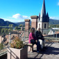 Päuschen mit Kirche St. Peter und Paul im Rücken