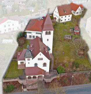 Die Gebäude der Kirchengemeinde: Christuskirche, Gemeindehaus, Pfarrhaus und Pfarramt (von unten nach oben)