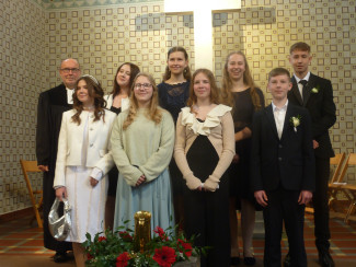 Gruppenbild im Anschluss an den Konfirmationsgottesdienst