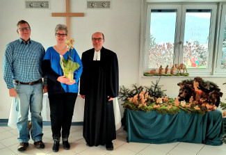Esther Seemann, Manfred Dorsch und Pfarrer Schweizer bei der Amtsübergabe