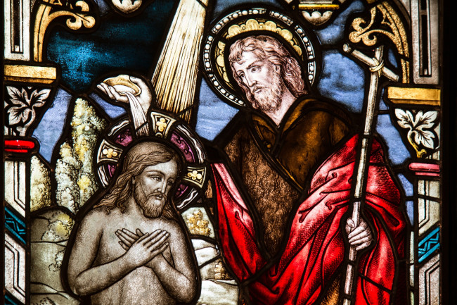 Taufdarstellung auf einem Kirchenfenster