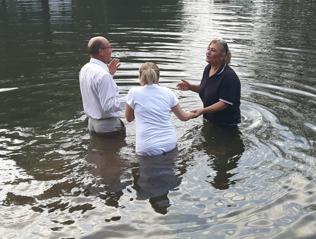 Taufe von Fatima Ghane in der Saale im September 2018