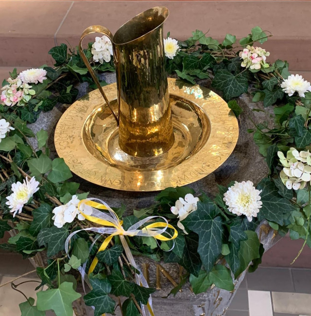 Der geschmückte Taufstein in der Christuskirche Gemünden