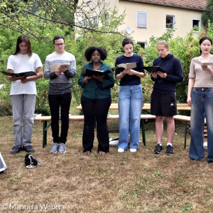 Der Gospelchor und Michael Albert sorgen für schwungvolle Musik