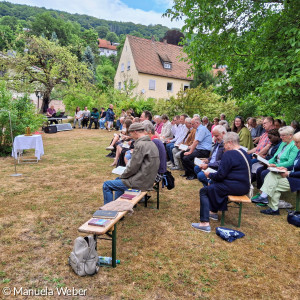 Schon am Vormittag sind viele Menschen da zum Gottesdienst